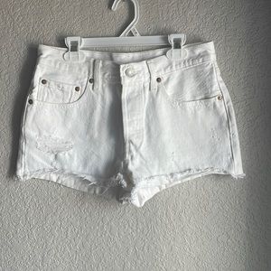 Levi’s white shorts(26)